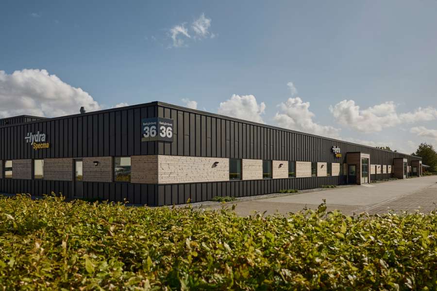 Schwarze Stahlprofile und warmes Holz schaffen markante Kontraste an der Fassadenfront, Jernvej 19, 6900 Skjern, Dänemark